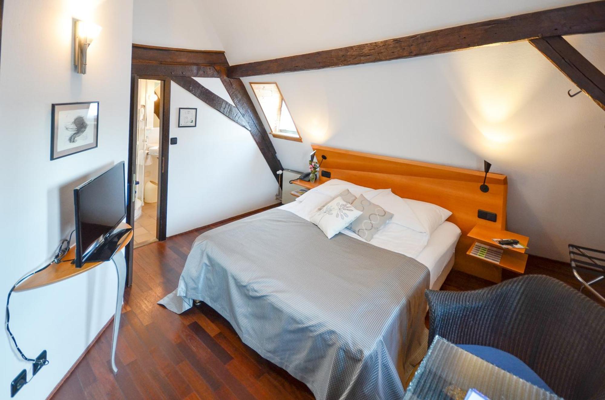 Restaurant & ****Hotel Hoeerhof Idstein Rum bild